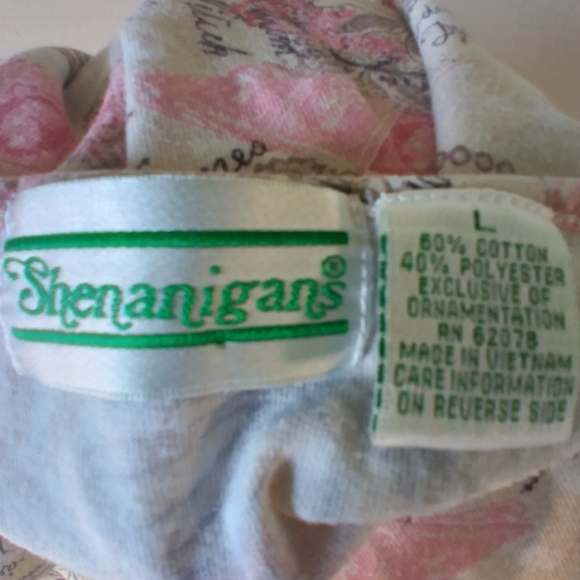 Pretty Vintage Top by Shenanigans with plastic Hoops at Neckline - Picture 6 of 6